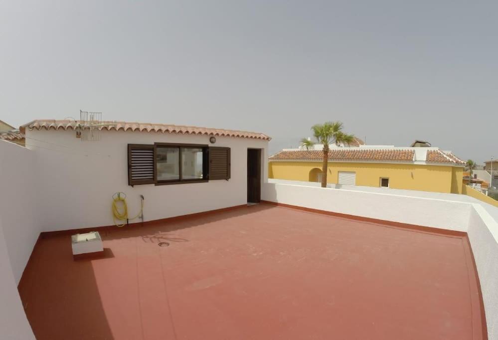 Los Cisnes Encantadora Casa Con Jardin Y Estudio Vista Al Mar El Médano Esterno foto